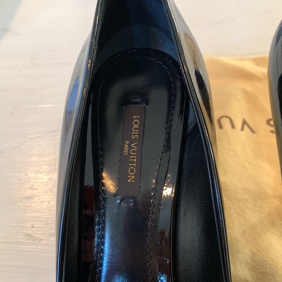 Loius Vuitton black leather pumps with round toe and signature hardware. Size 38 - Picture 6 of 16